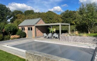 Pergola Brustor B200 dans un jardin avec piscine