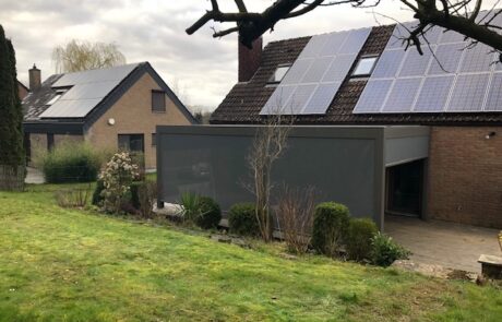 Pergola Brustor B200 équipée de screen dans un jardin