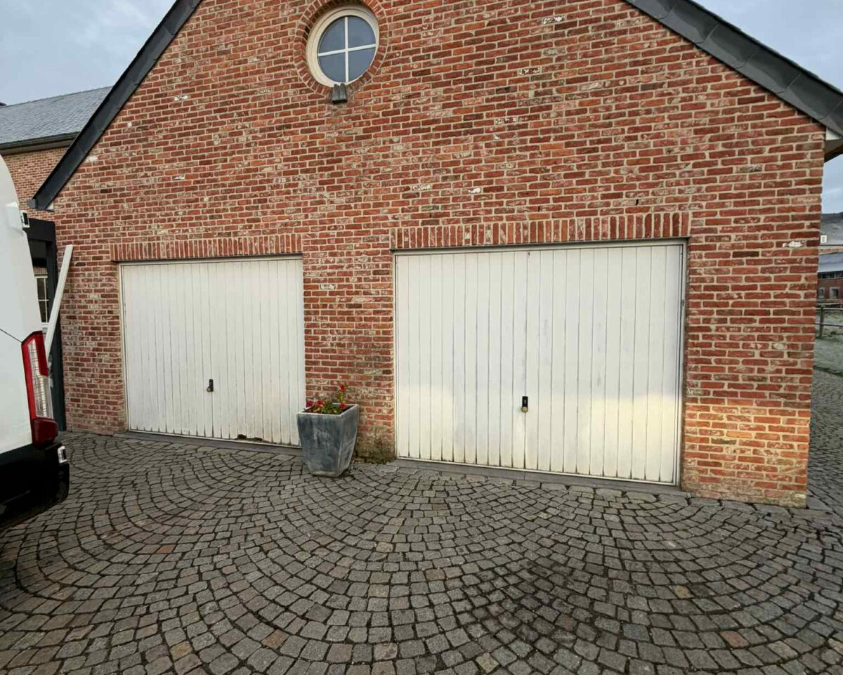 ETS Latinne - ancienne porte de garage basculante - Porte de garage résidentielle à remplacer – Province de Namur